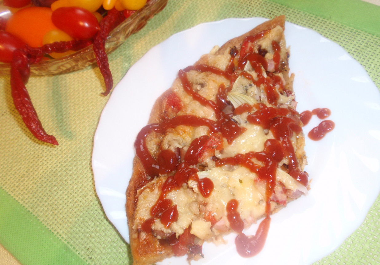 Pizza pełnoziarnista z sosem  majonezowo  ketchupowym foto