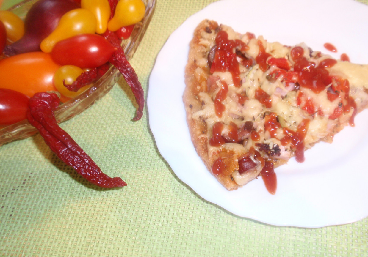 Pizza pełnoziarnista z sosem  majonezowo  ketchupowym foto