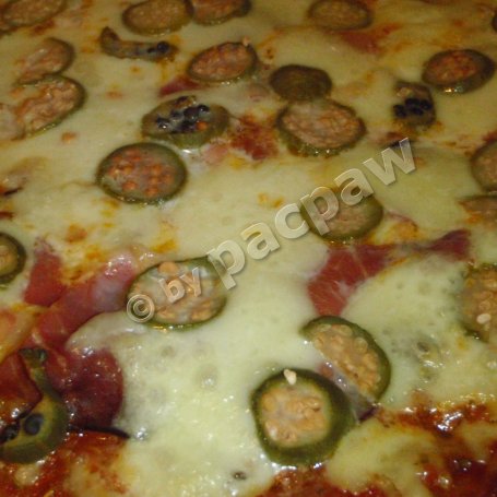 Krok 5 - Pizza pełnoziarnista z szynką szwarcwaldzką i owocami kaparów foto