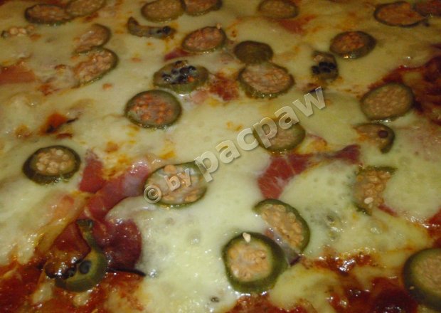 Fotografia przedstawiająca Pizza pełnoziarnista z szynką szwarcwaldzką i owocami kaparów
