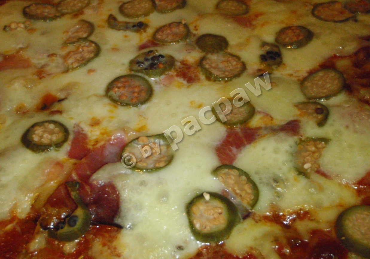 Pizza pełnoziarnista z szynką szwarcwaldzką i owocami kaparów foto