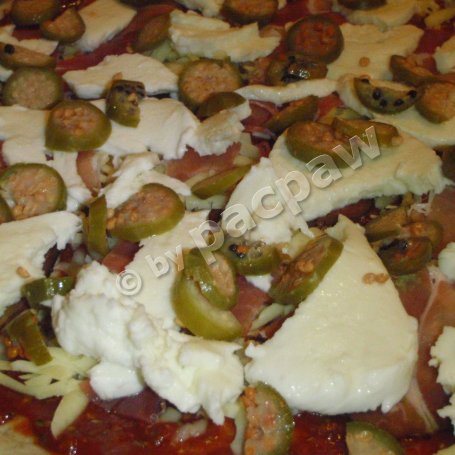 Krok 4 - Pizza pełnoziarnista z szynką szwarcwaldzką i owocami kaparów foto