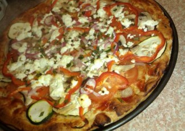 Fotografia przedstawiająca Pizza pełnoziarnista z warzywami