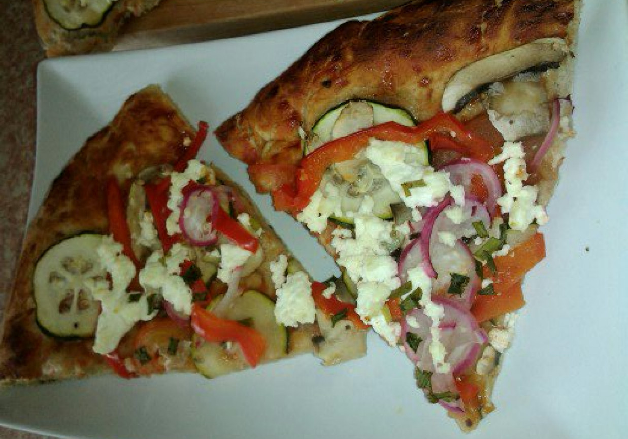 Pizza pełnoziarnista z warzywami foto