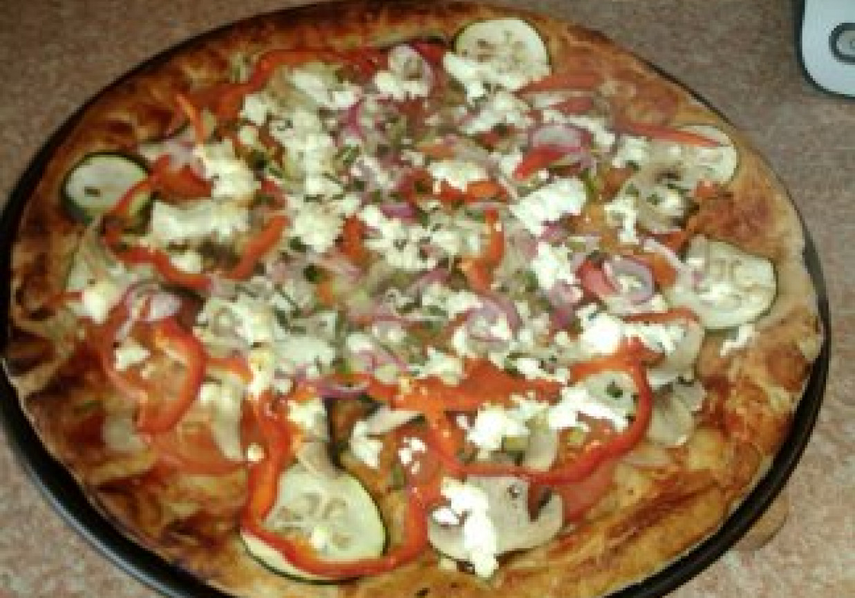 Pizza pełnoziarnista z warzywami foto