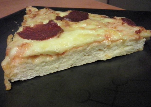 Fotografia przedstawiająca Pizza Peperoni (ser,salami)