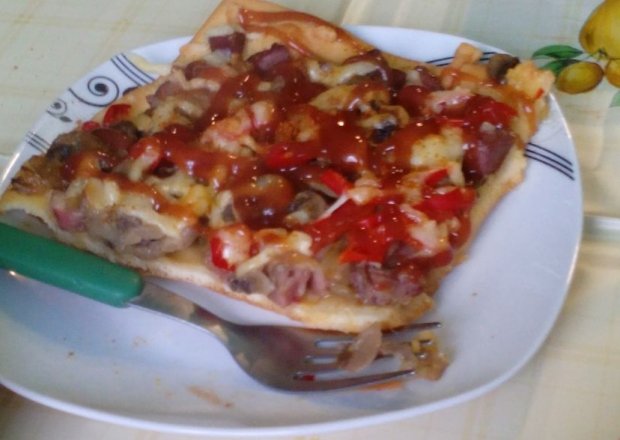 Fotografia przedstawiająca Pizza pieczarkami i wędliną