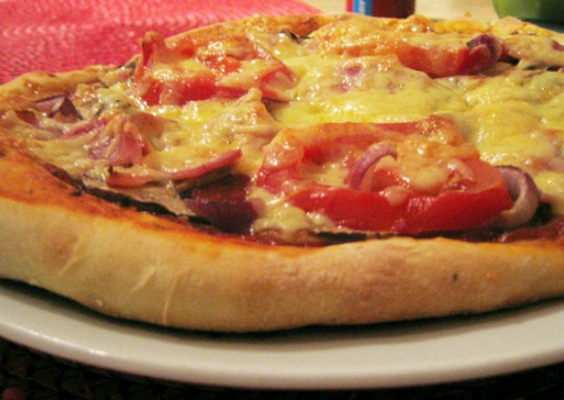 Fotografia przedstawiająca pizza pieczarkowa z dodatkami