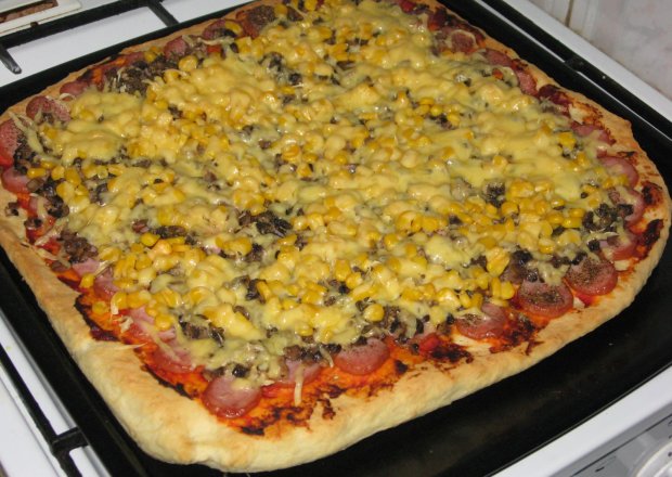 Fotografia przedstawiająca Pizza pieczarkowo-kukurydziana