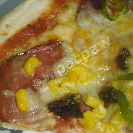 Krok 9 - Pizza pikantna z kindziukiem i zieloną papryką pepperoni foto
