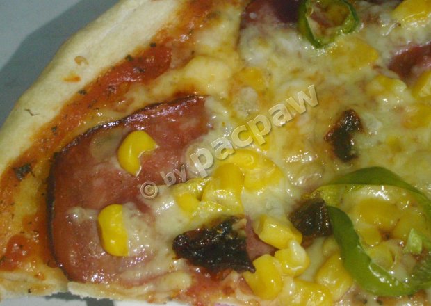 Fotografia przedstawiająca Pizza pikantna z kindziukiem i zieloną papryką pepperoni