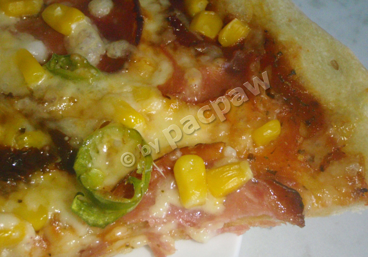 Pizza pikantna z kindziukiem i zieloną papryką pepperoni foto
