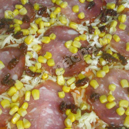 Krok 6 - Pizza pikantna z kindziukiem i zieloną papryką pepperoni foto