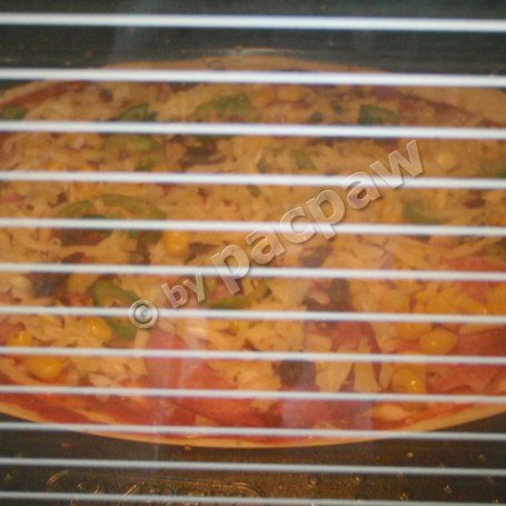 Krok 8 - Pizza pikantna z kindziukiem i zieloną papryką pepperoni foto