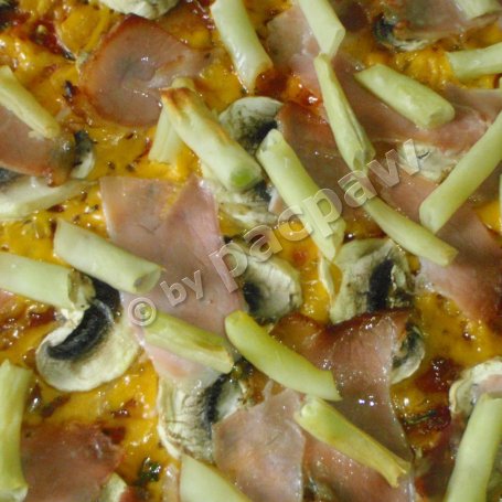 Krok 9 - Pizza piniowa z fasolką, pieczarkami i szynką szwarcwaldzką foto