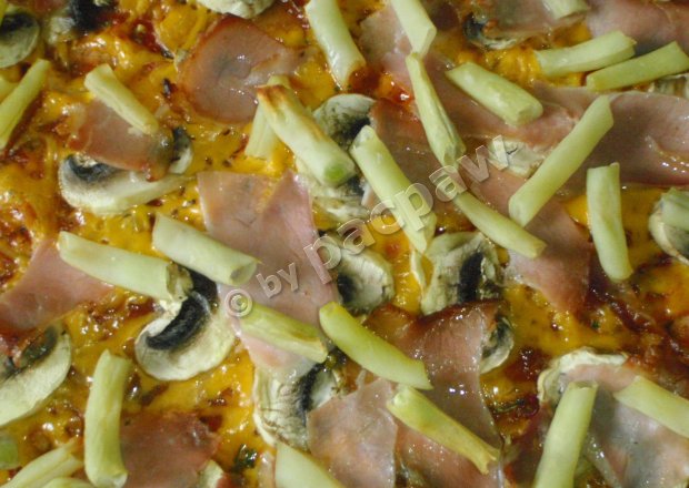 Fotografia przedstawiająca Pizza piniowa z fasolką, pieczarkami i szynką szwarcwaldzką