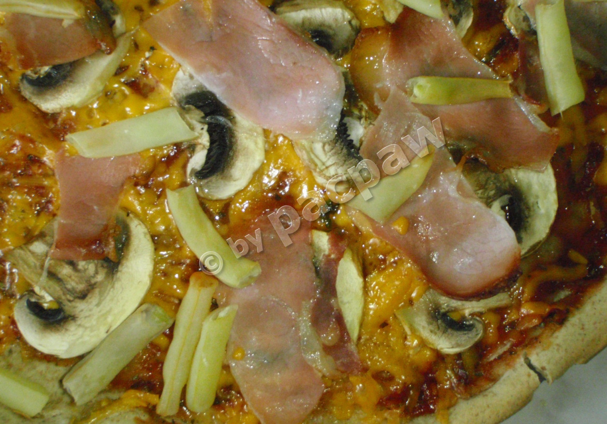 Pizza piniowa z fasolką, pieczarkami i szynką szwarcwaldzką foto