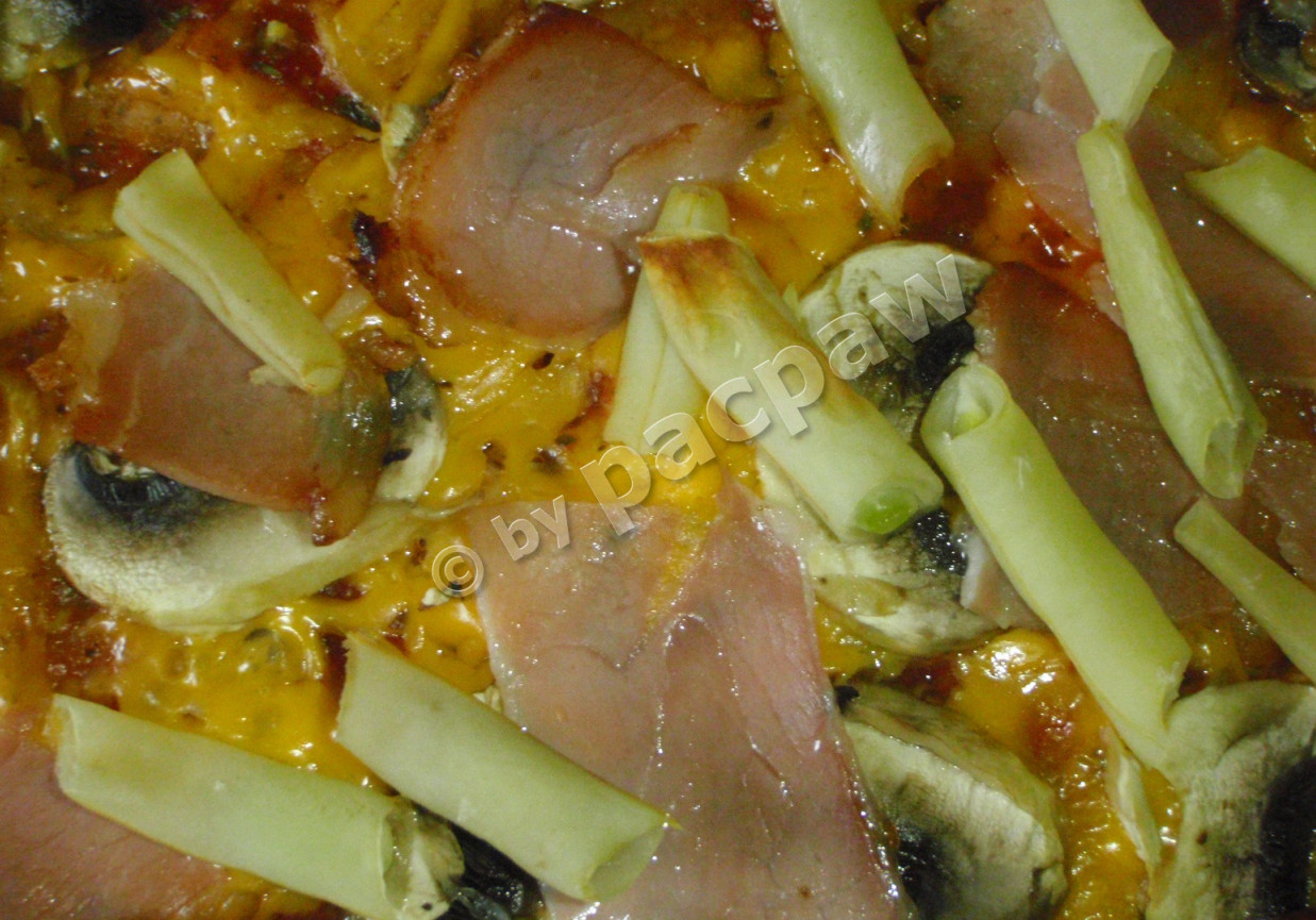 Pizza piniowa z fasolką, pieczarkami i szynką szwarcwaldzką foto