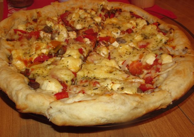 Fotografia przedstawiająca pizza po grecku