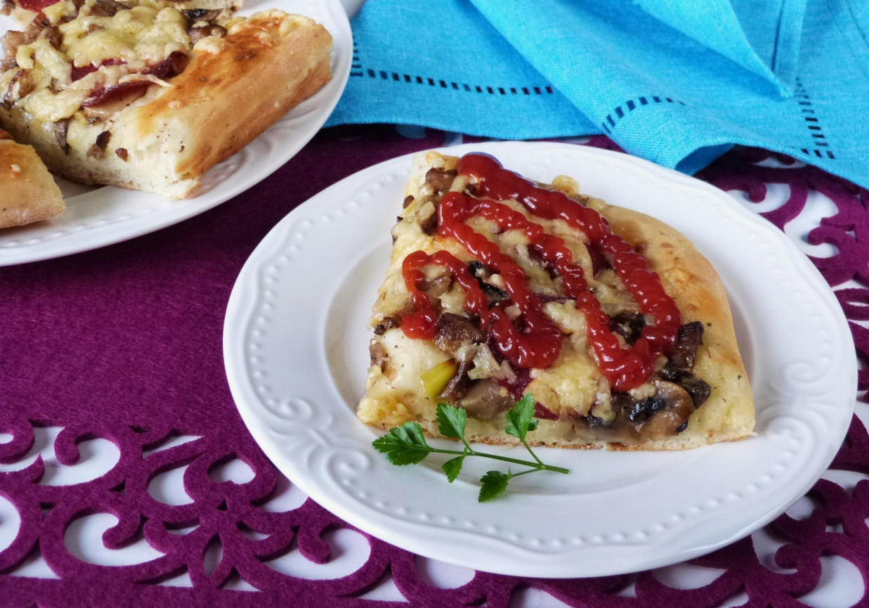 Pizza podwójnie grzybowa foto