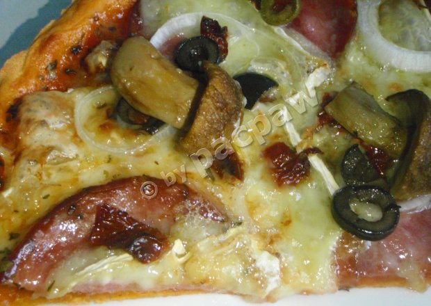 Fotografia przedstawiająca Pizza pomidorowa leśna z wstawką śródziemnomorską