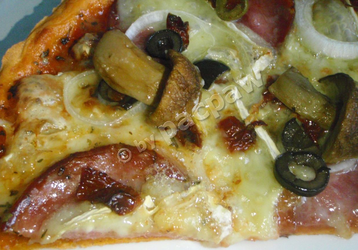 Pizza pomidorowa leśna z wstawką śródziemnomorską foto