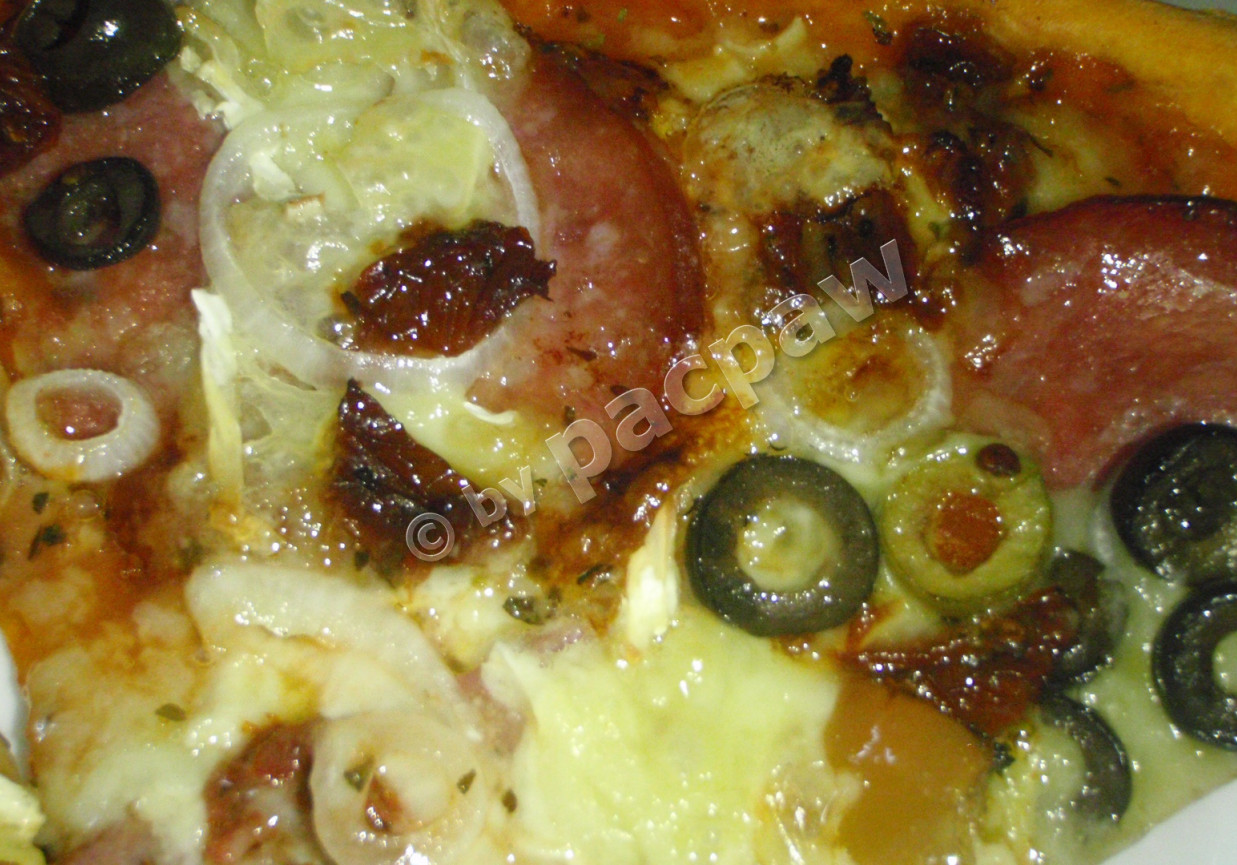 Pizza pomidorowa leśna z wstawką śródziemnomorską foto