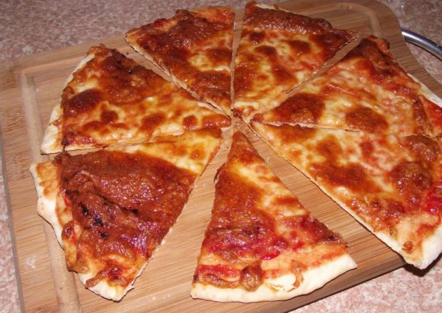 Fotografia przedstawiająca Pizza pomidorowo serowa