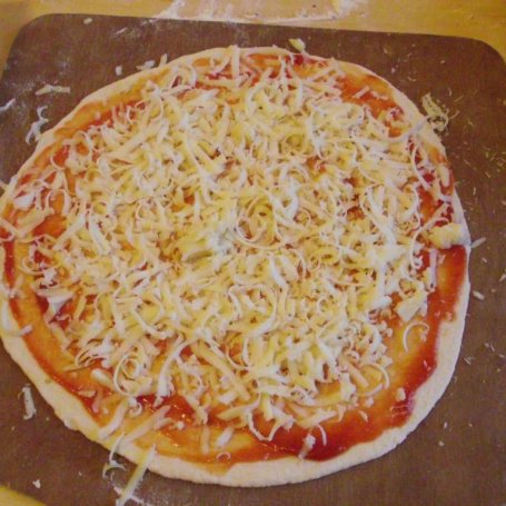 Krok 3 - Pizza pomidorowo serowa  foto