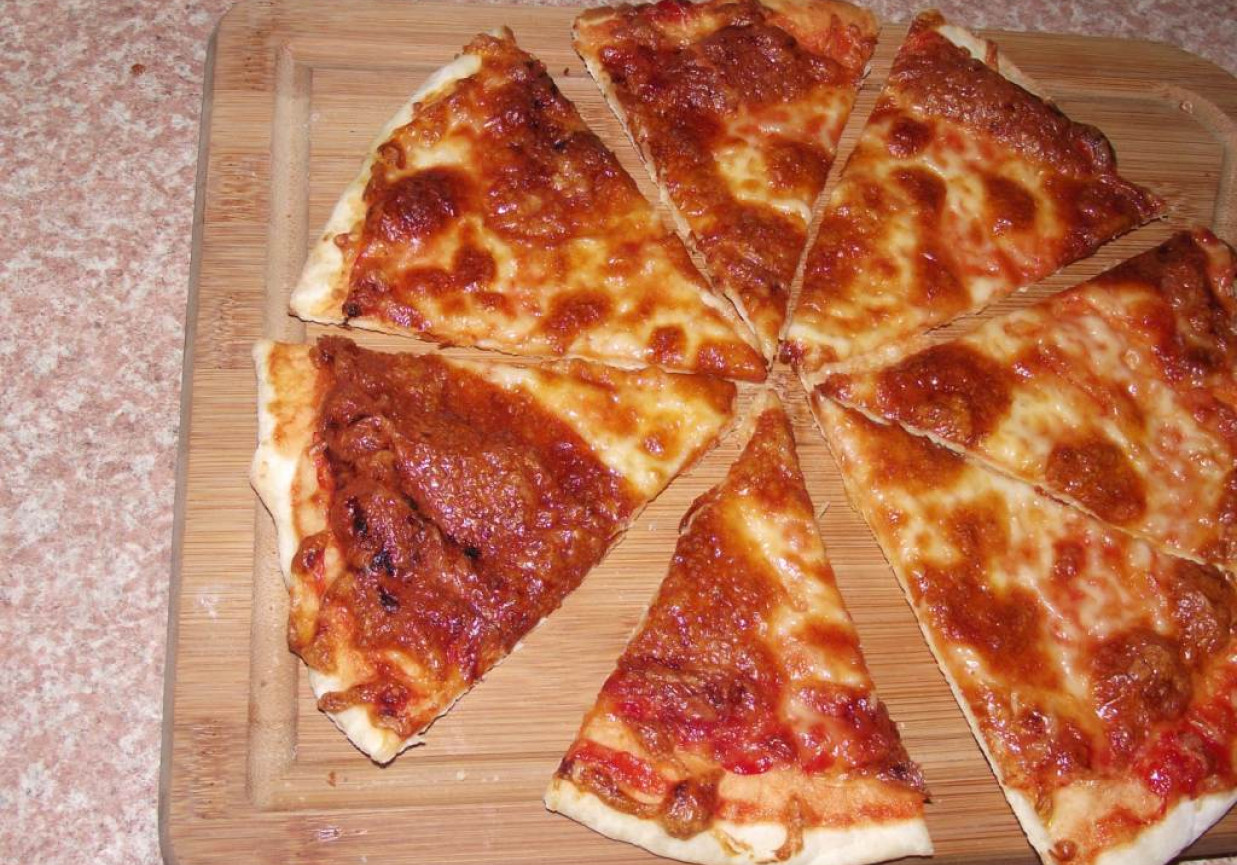 Pizza pomidorowo serowa  foto