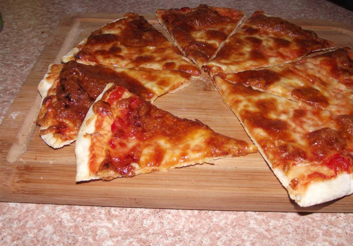Pizza pomidorowo serowa  foto
