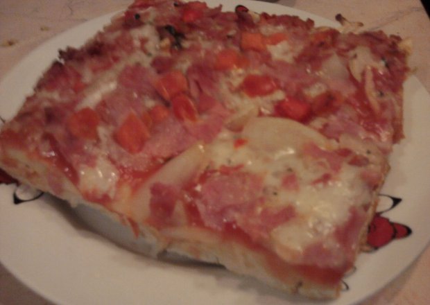 Fotografia przedstawiająca Pizza -prostokąt- z papryką i parmezanem