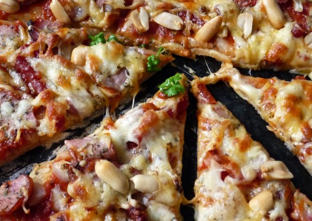 Fotografia przedstawiająca Pizza pszenno-żytnia z orzeszkami