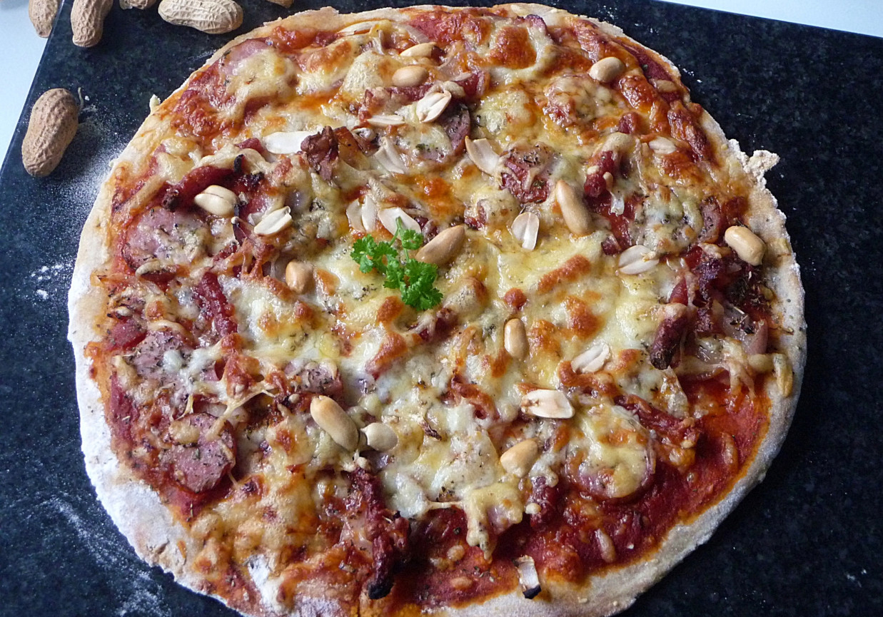 Pizza pszenno-żytnia z orzeszkami foto
