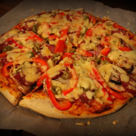 Krok 4 - Pizza puszysta z kiełbasą, papryką i oliwkami foto