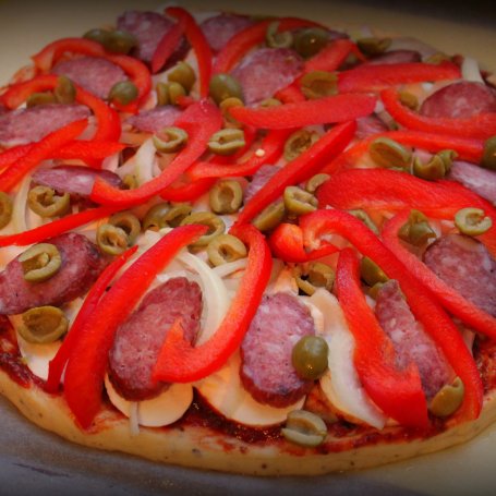 Krok 3 - Pizza puszysta z kiełbasą, papryką i oliwkami foto