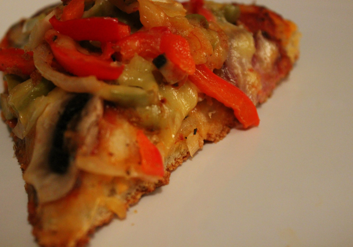 Pizza puszysta z kiełbasą, papryką i oliwkami foto