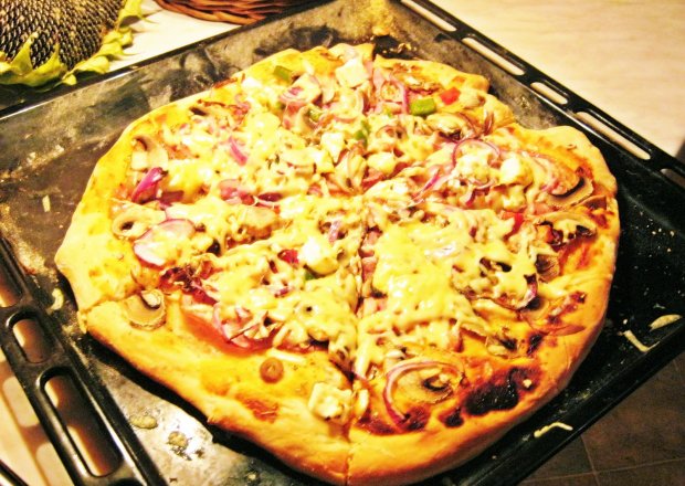 Fotografia przedstawiająca Pizza resztkowa ( z serem feta i wędzonym kurczakiem)