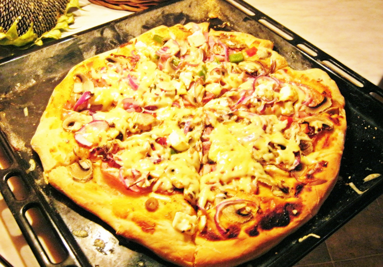 Pizza resztkowa ( z serem feta i wędzonym kurczakiem) foto