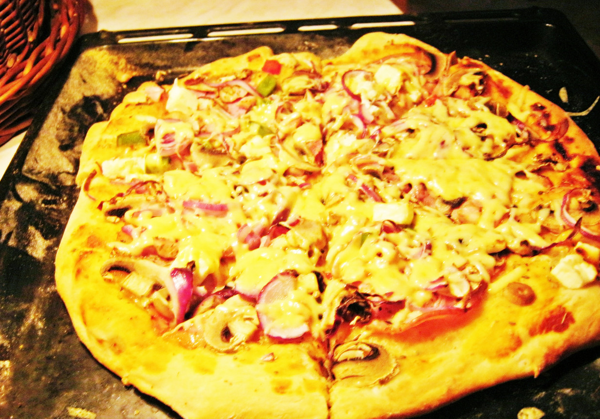 Pizza resztkowa ( z serem feta i wędzonym kurczakiem) foto