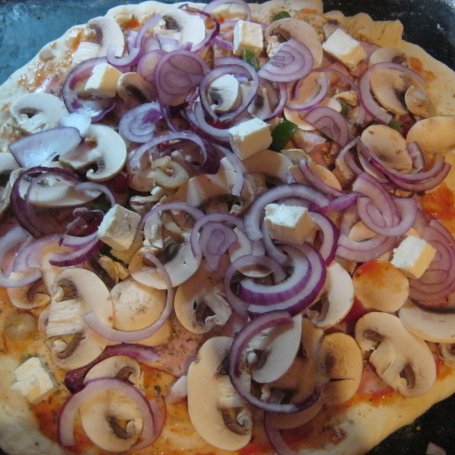 Krok 7 - Pizza resztkowa ( z serem feta i wędzonym kurczakiem) foto