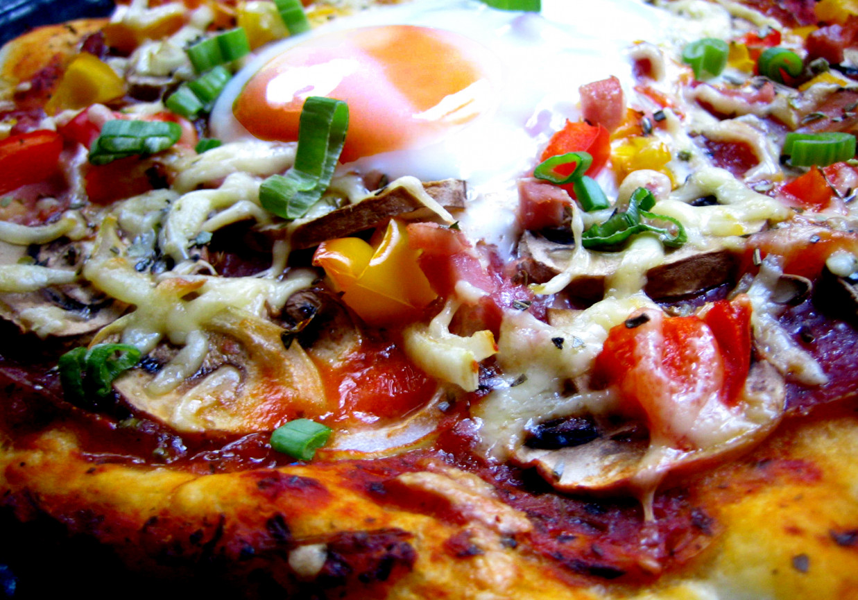 pizza rusticana z jajkiem foto