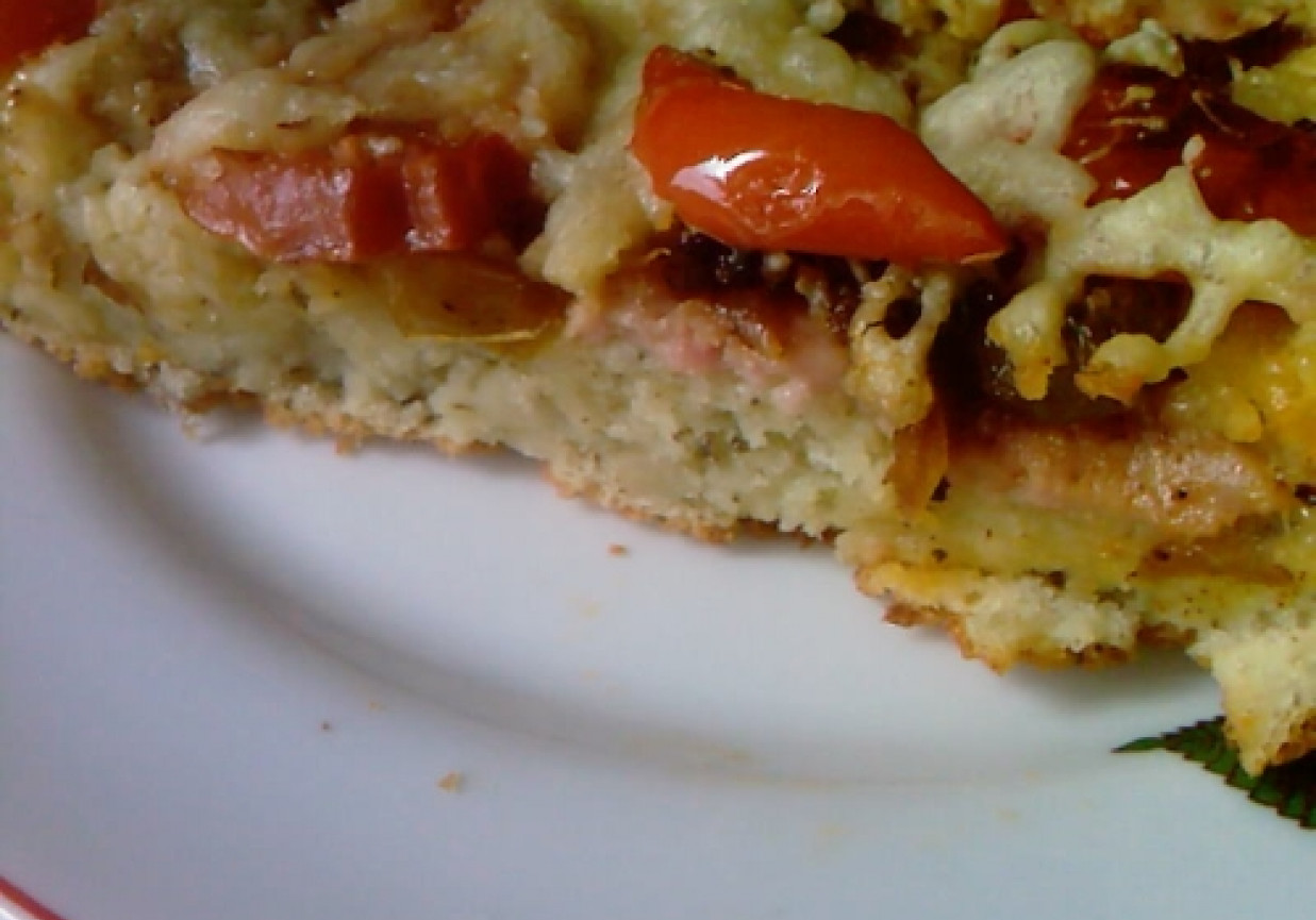 Pizza s szynką i pomidorami foto