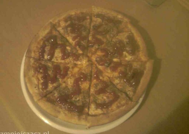 Fotografia przedstawiająca Pizza salami plus