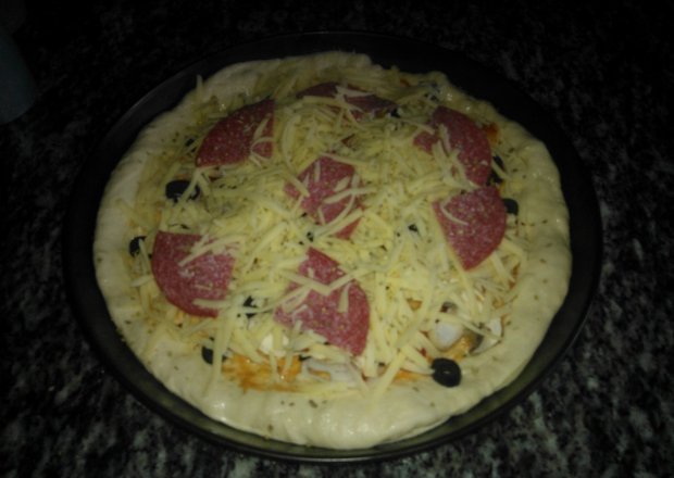 Fotografia przedstawiająca Pizza salami...