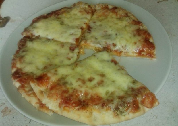 Fotografia przedstawiająca Pizza serowa na chlebku pita