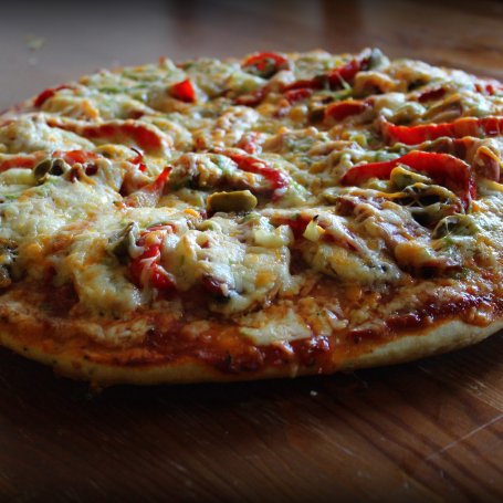 Krok 4 - Pizza serowa z polędwicą, papryką i oliwkami foto