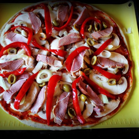 Krok 3 - Pizza serowa z polędwicą, papryką i oliwkami foto