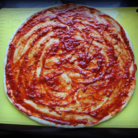 Krok 1 - Pizza serowa z polędwicą, papryką i oliwkami foto