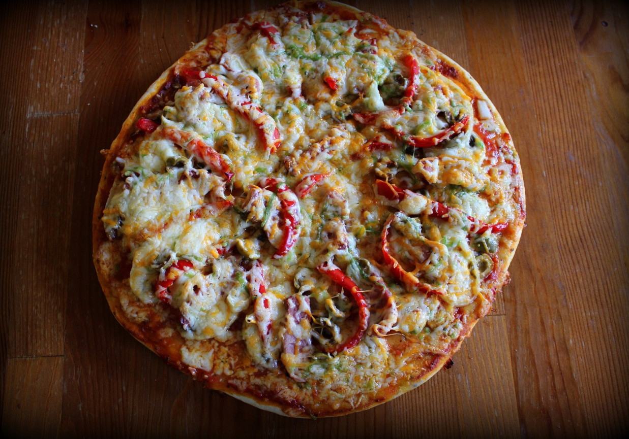 Pizza serowa z polędwicą, papryką i oliwkami foto